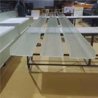 Sistem dinding kaca saluran